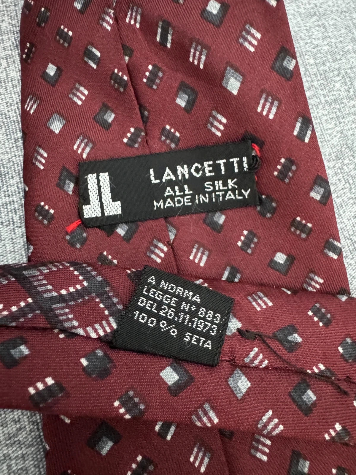 Cravatta Lancetti Bordeaux Fantasia Geometrica Seta Made in Italy (AP020)
