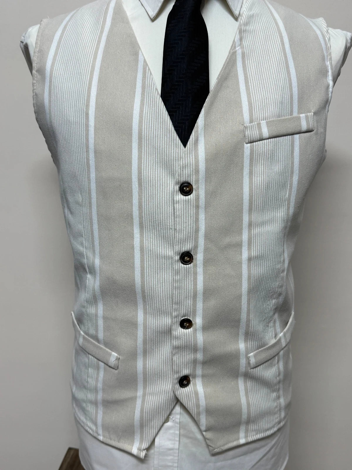 Titolo: Gilet Uomo Angewear Milano Beige Righe Elegante Made in Italy Tg XL (MP19)