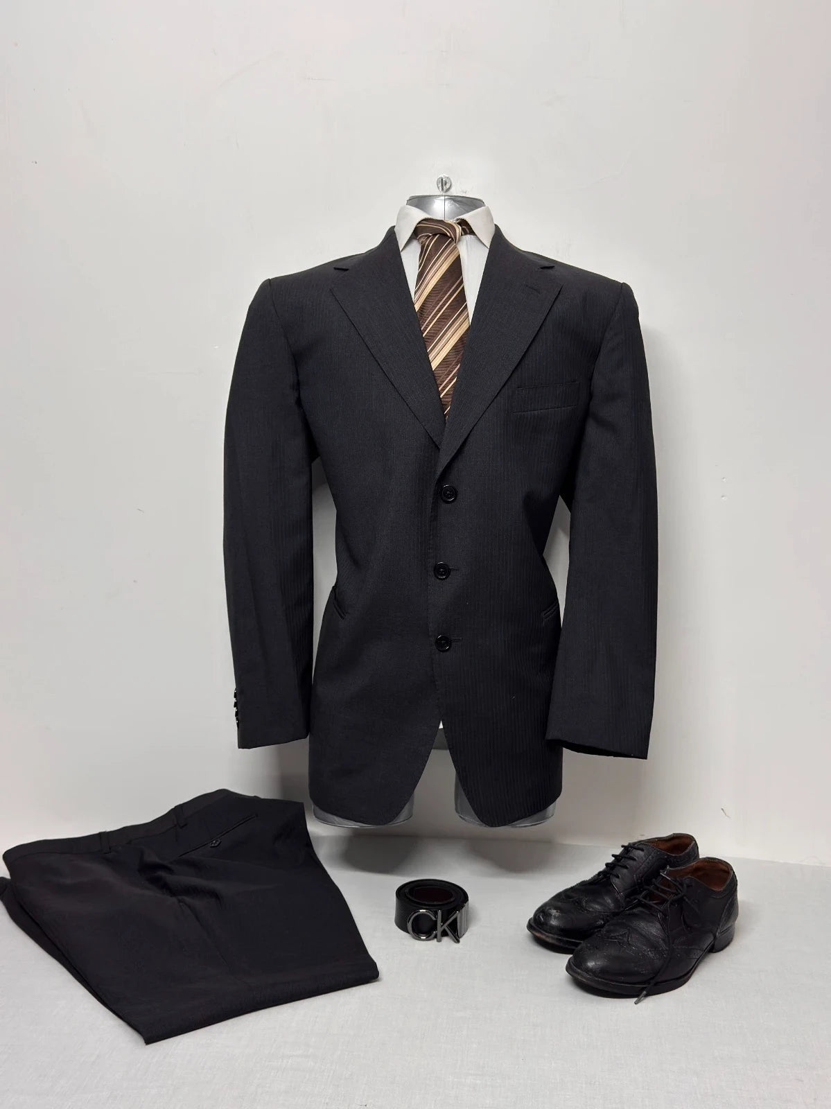 Abito Uomo Valentino Lebole Gessato Scuro Lana Vergine Elegante Taglia 56 Giacca Pantaloni (A41) - TheNewElegance