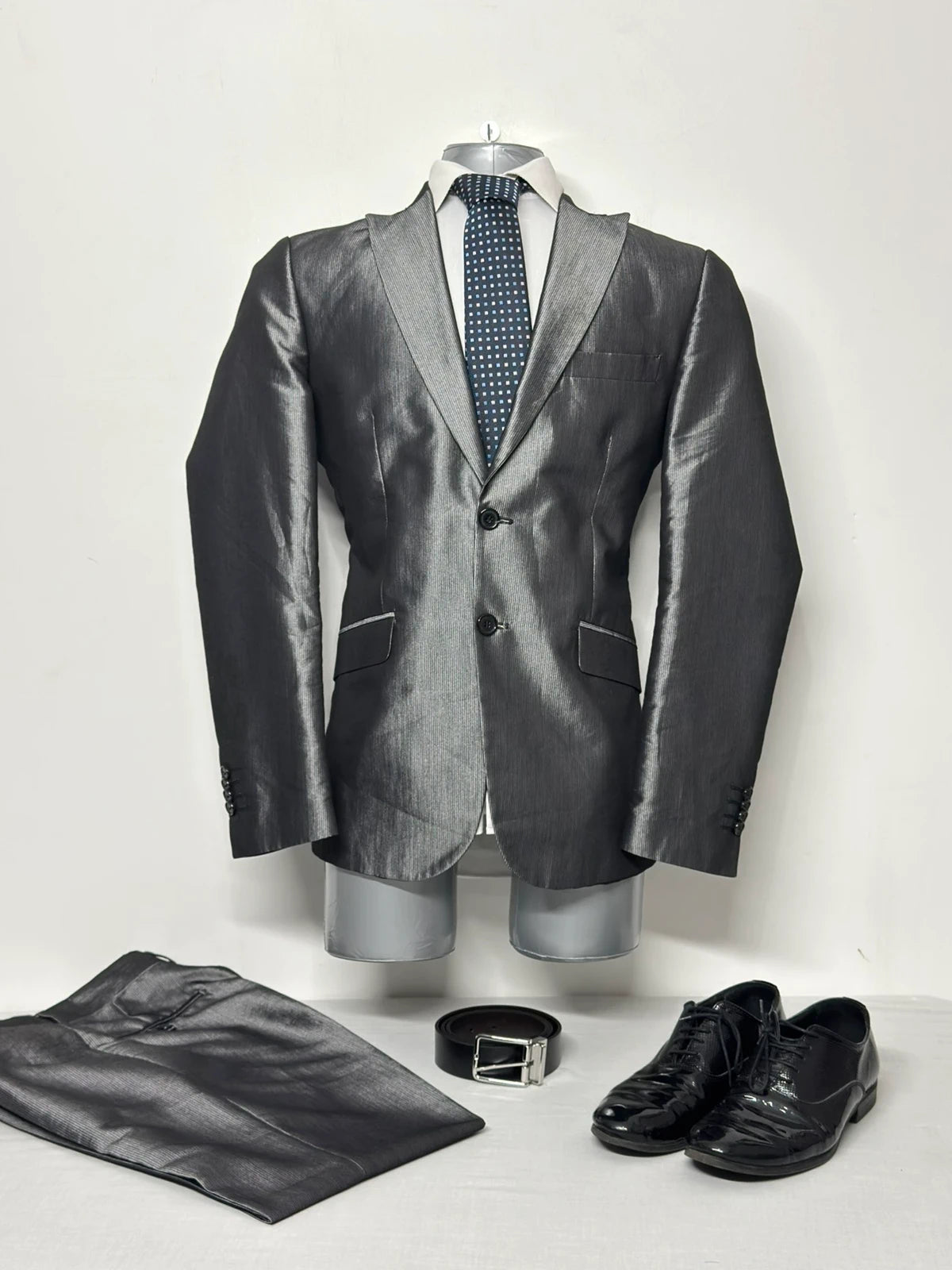 Completo Uomo Exibit Italia Taglia 48 Slim Fit Grigio Lucido Elegante Moderno (23) - TheNewElegance